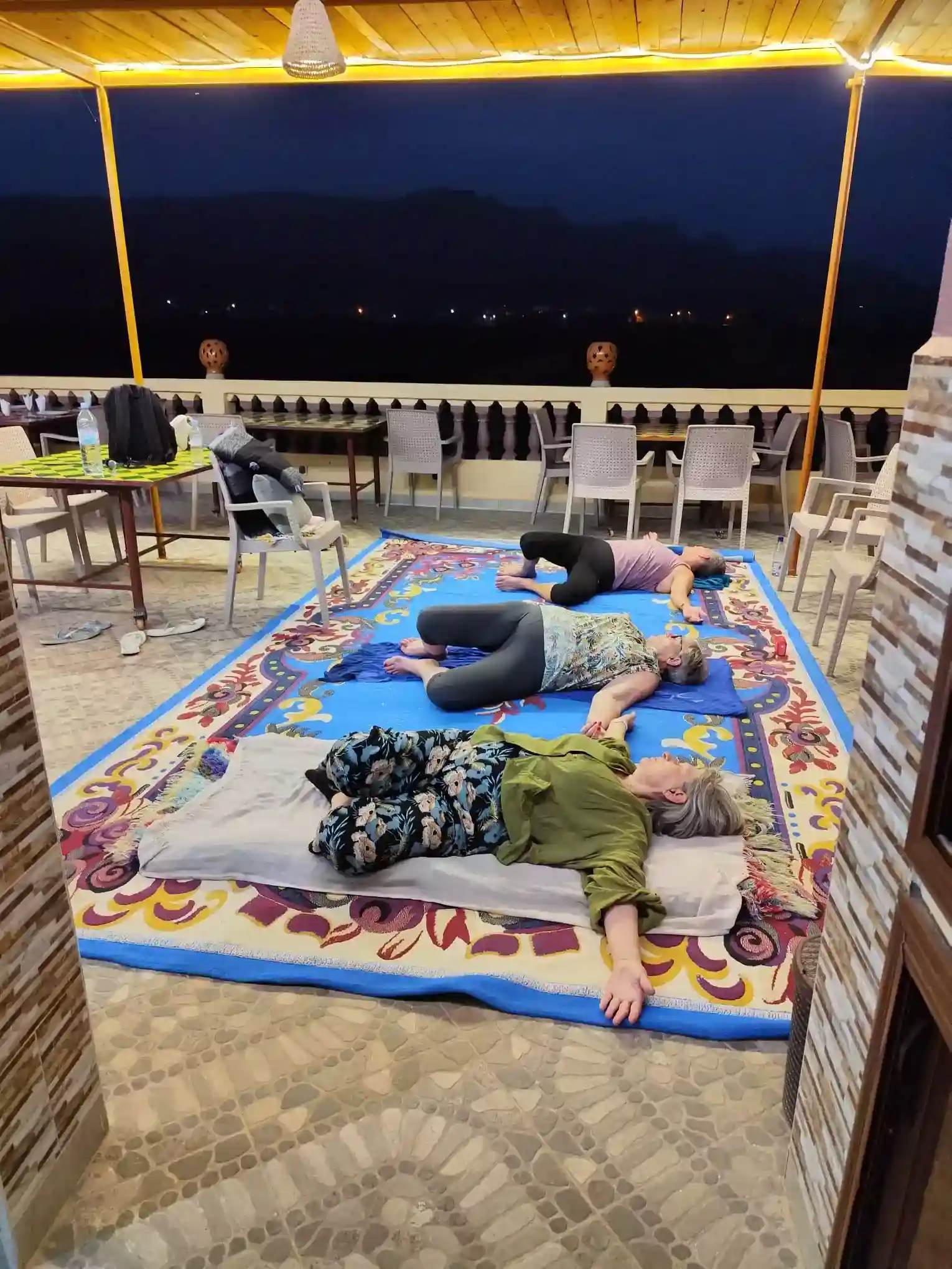 Yoga face à la mer au Maroc